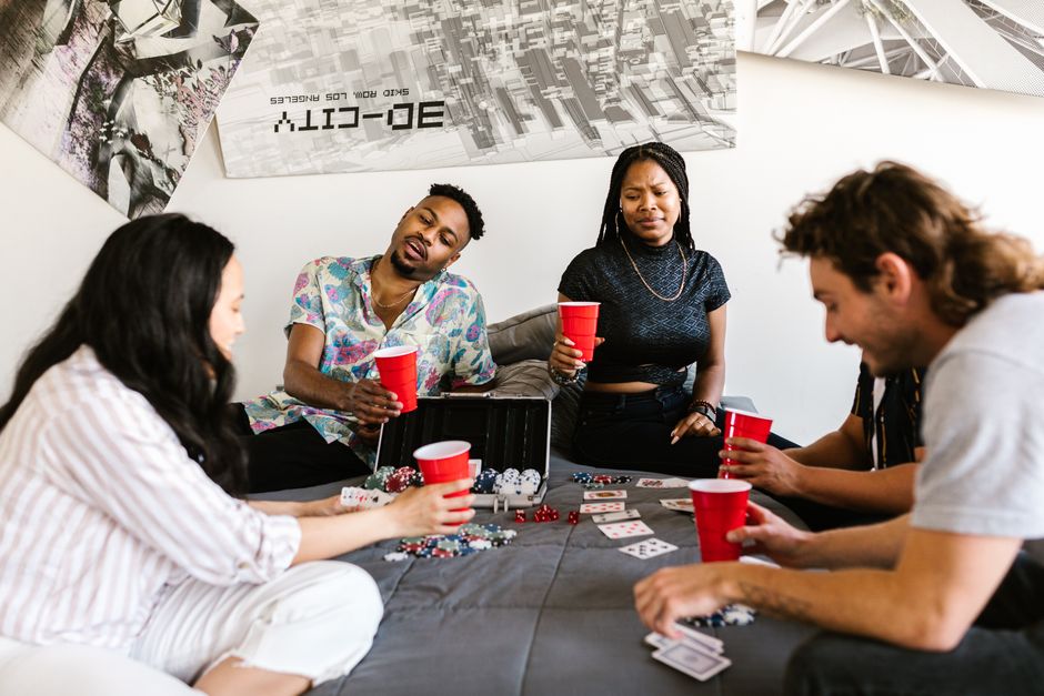 Trinkspiele Party: Die besten Spiele ohne Zubehör