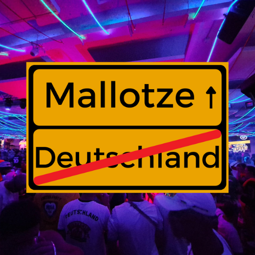 Schild-Aufkleber mit der Aufschrift ‚Mallotze‘ und durchgestrichenem ‚Deutschland‘ – perfekter Malle-Sticker für alle, die den Ballermann dem Alltag vorziehen. Im Hintergrund: feiernde Menge in einer Neon-beleuchteten Clubszene